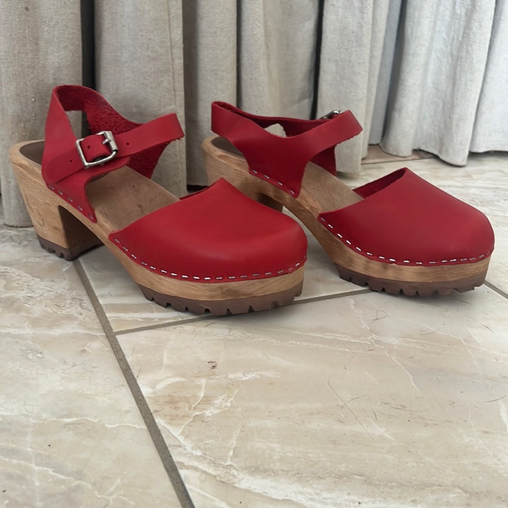 MIA clogs